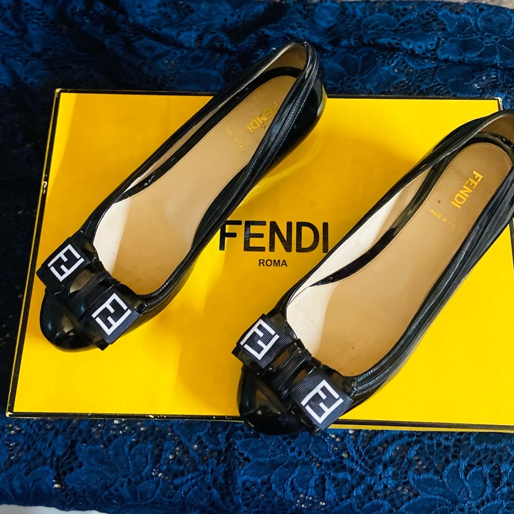 Fendi luxury designer
Shoes pump wedge kitten heels slip in black white logo